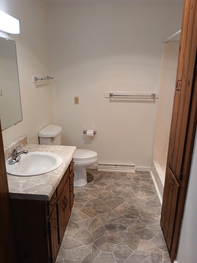 703 Monroe St unit 703-B Monroe St, Farmville, VA 23901 - photo 6