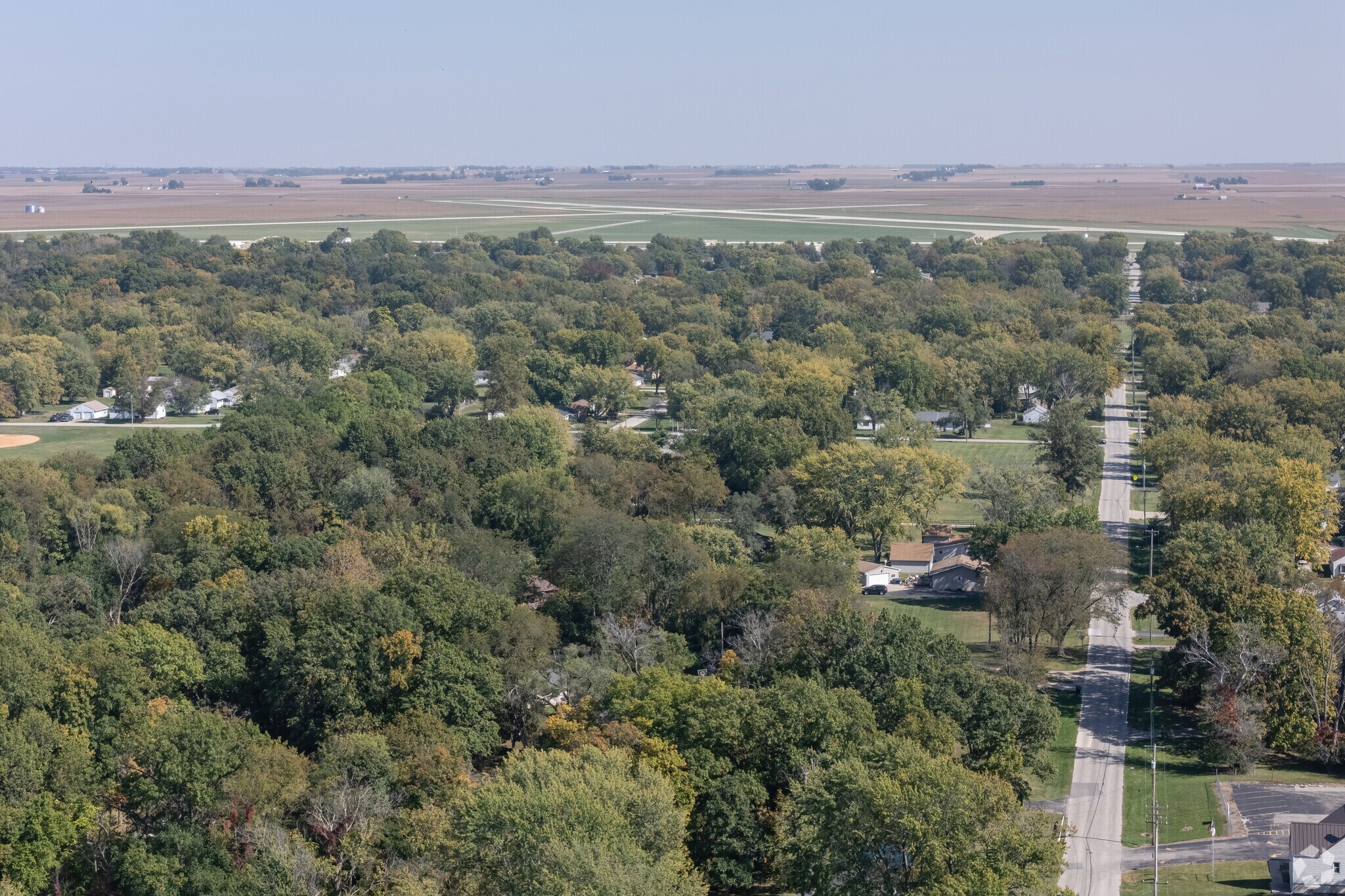 Lakeridge is quite near Decatur airport, but it is not in line with any of the three runways.
