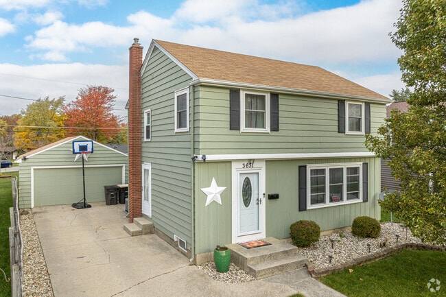 Colonial-style houses can be found in the Brentwood Park neighborhood.