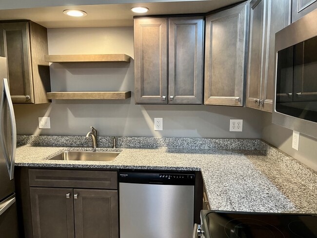 302 E Grove St unit B, Bloomington, IL 61701 - photo 5