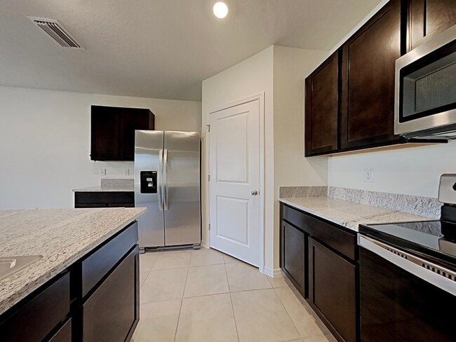 30985 Penny Surf Lp, Wesley Chapel, FL 33545 - photo 4