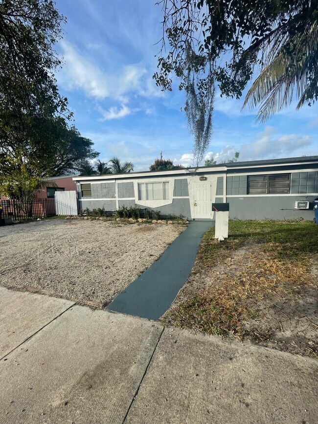 1011 NW 195th St Unit 4, Miami, FL 33169