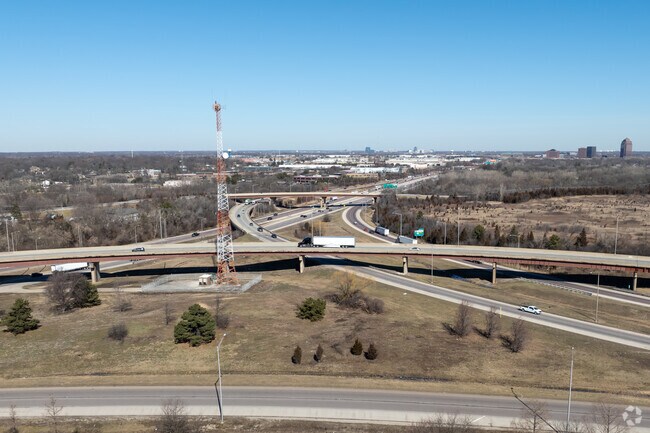 South Itasca sits at the crossroads of Interstates 355 and 290.