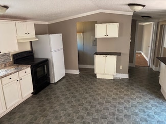 33 Village Ct, Mediapolis, IA 52637