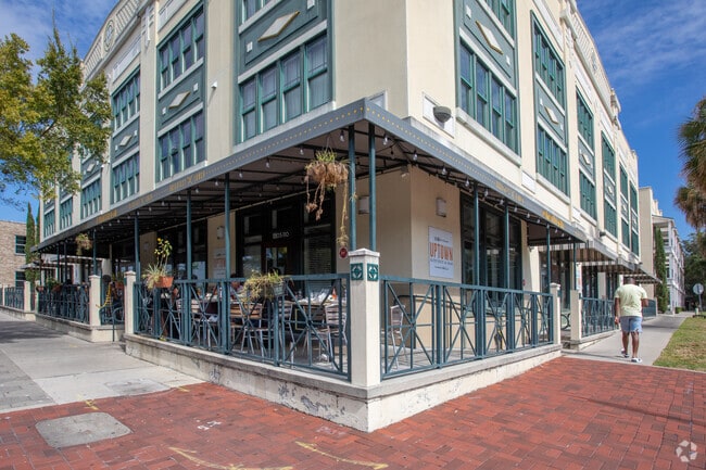 Uptown Kitchen and Bar is one of the many restaurants that offer outdoor dinning.