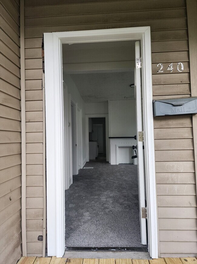 240 W Main St, Newark, OH 43055