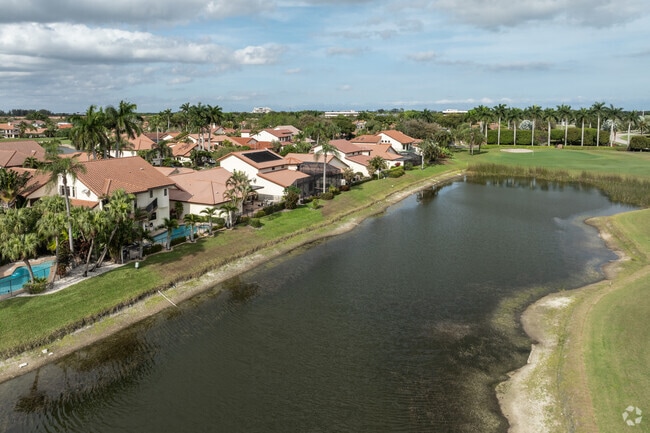 Boca Pointe has no shortage of lakeside views.