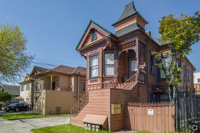 A few historic Victorian homes can be found in Fruitvale.