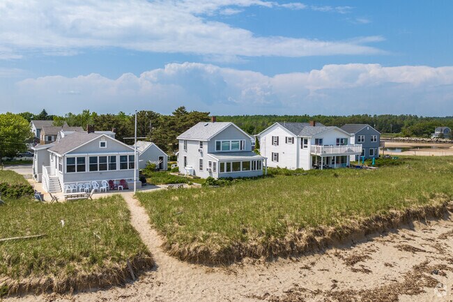 Homes in Kinney Shore face the beautiful ocean.