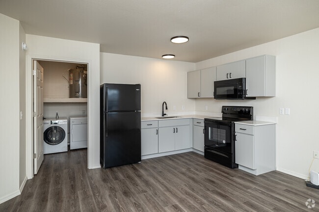 2BR, 1BA - Greenway - Kitchen