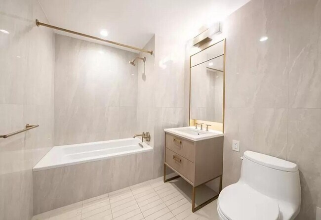 3 Ct Square W unit 6005, Queens, NY 11101 - photo 3