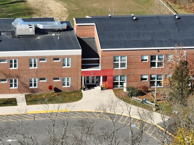 Lincoln Akerman School offers a variety of electives, such as art and music.