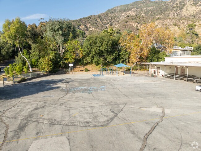 Aveson School Of Leaders has a large campus.