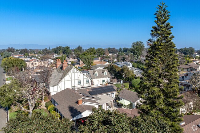 Lakewood has many ranch style homes as well as larger custom homes in its neighborhoods.