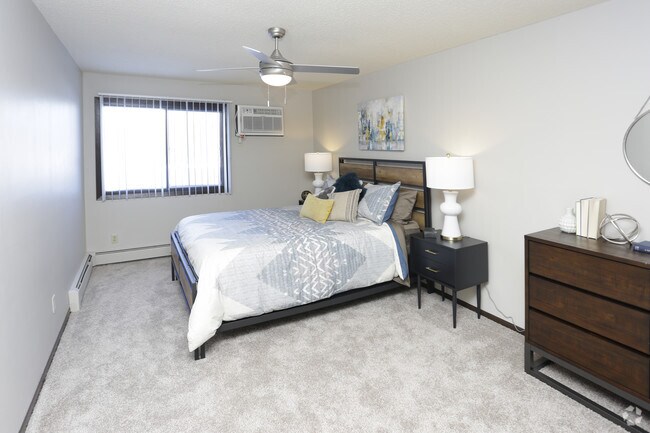 2BR, 1 1/2BA - 952 SF