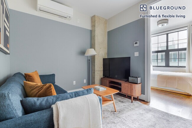 187 Kent Ave unit FL6-ID2039, Brooklyn, NY 11249 - photo 3