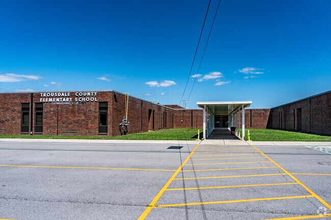 Trousdale County Elementary offers education to students in K-6.