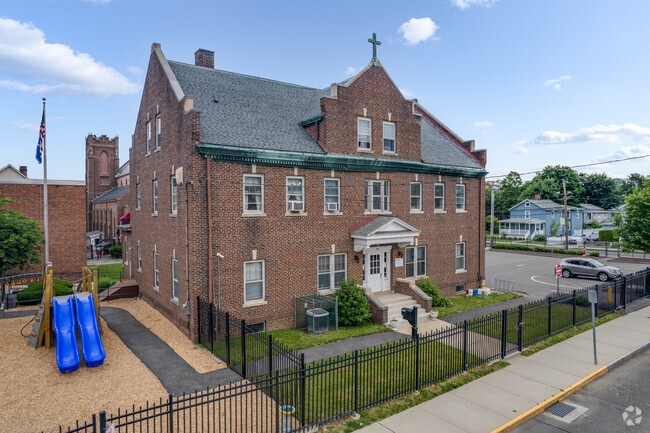 Side by Side Charter School is conveniently located on Chestnut Street in Norwalk.