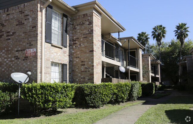 8950 Glencrest, Houston, TX 77061 - photo 3