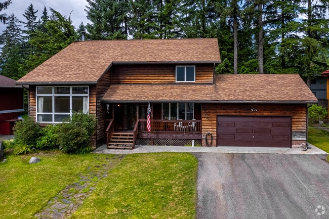 North Douglas homes feature earth-toned siding and were built in the late 20th century.