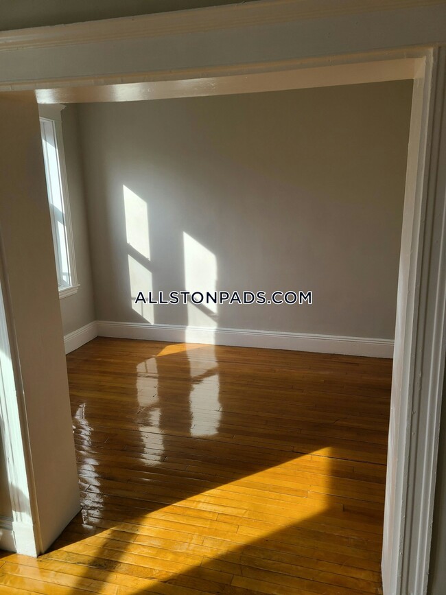 12 Farrington Ave Unit 3, Boston, MA 02134
