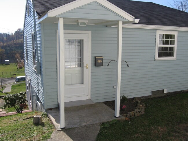 946 Buena Vista Blvd unit 946 Buena Vista Blvd, Steubenville, OH 43952 - photo 2