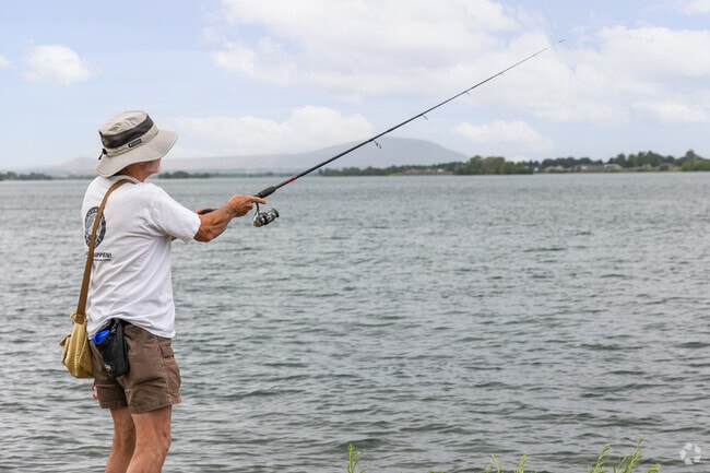 Columbia River near Burbank offers boating and fishing opportunities.