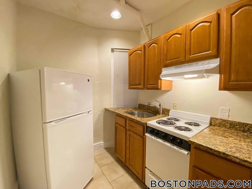 136 Hemenway St unit B, Boston, MA 02115 - photo 1