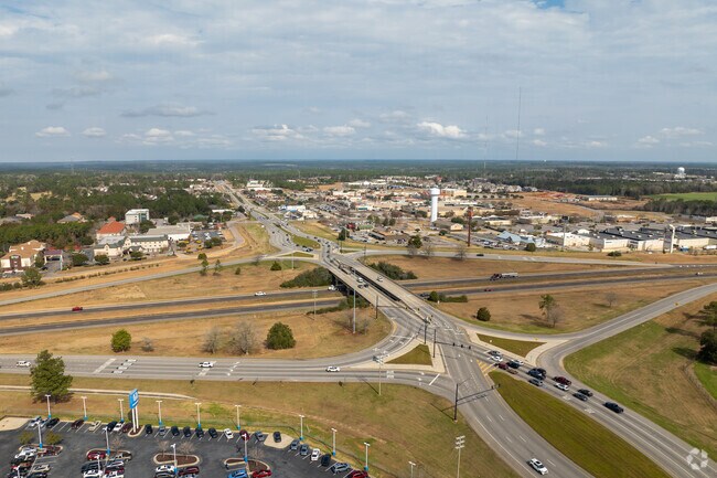 Shopping, restaurants, cinema, and golf course at I-10 are minutes from Plantation Hills.