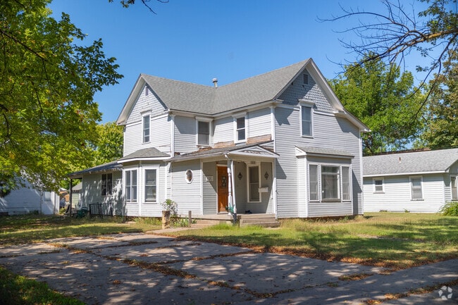 Hillsboro’s Victorian homes display intricate details and historic architecture.