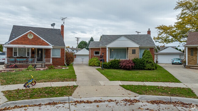 A cozy cul-de-sac is lined with perfect Ranch homes in Springwells Dearborn.