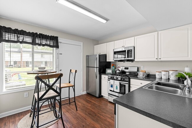 Brook Hill Townhouse - Students Save Up to 10%, Raleigh, NC 27606 - photo 6