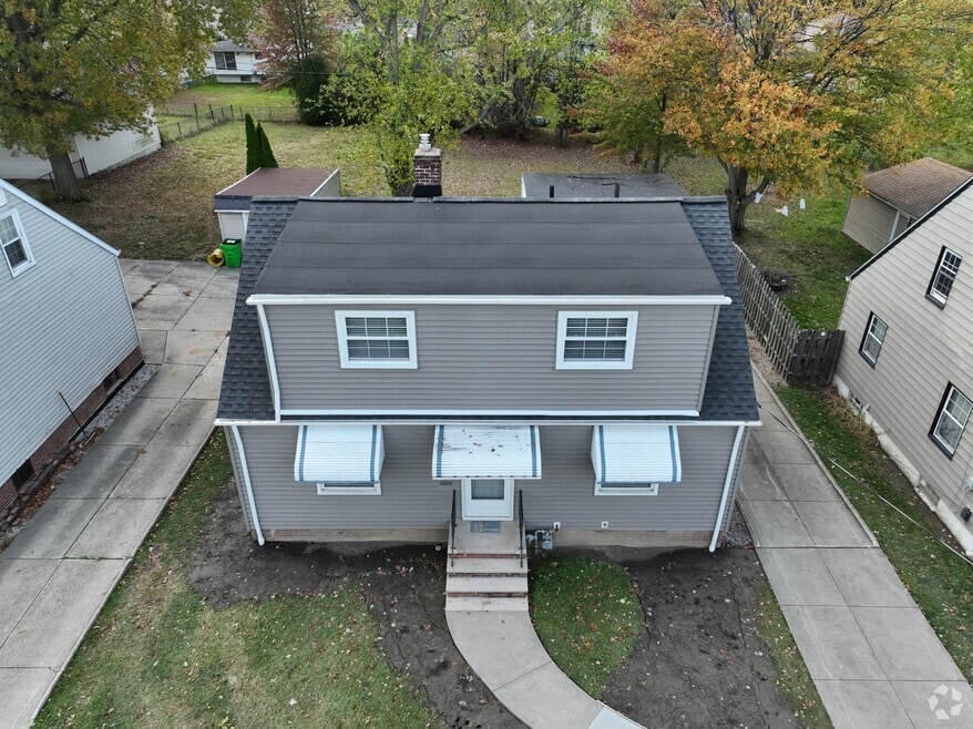 1854 E 300th St, Wickliffe, OH 44092 - photo 2