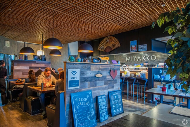 Miyakko in Canoas West serves delicious japanese dishes, including sushi.