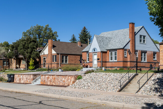 Moore Haven Heights streets are lined with brick single-story homes.