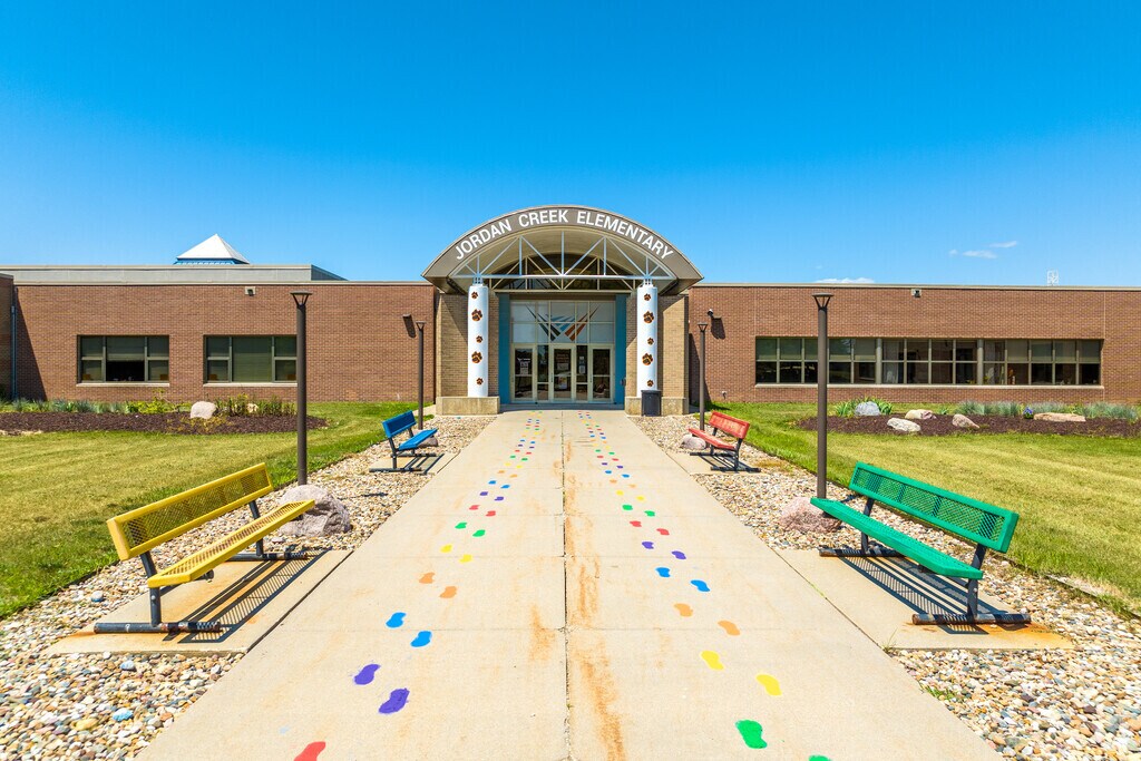 Jordan Creek Elementary serves West Des Moines students in grades Preschool through 6th.