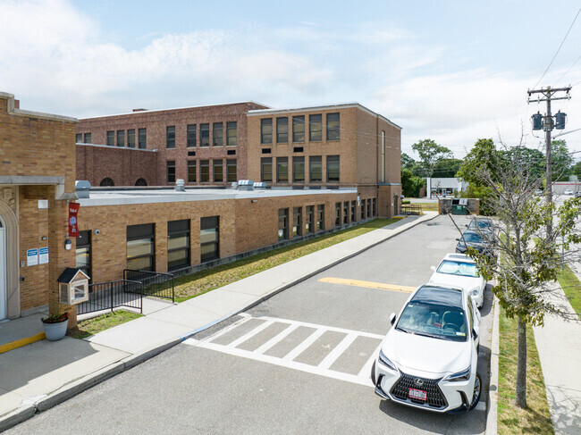 The U shaped drive way at Medford Elementary School makes it easy for drop off / pick up.