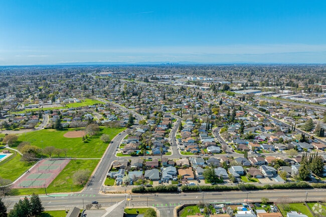 Lincoln Village home prices range from $320,00 to $660,000.