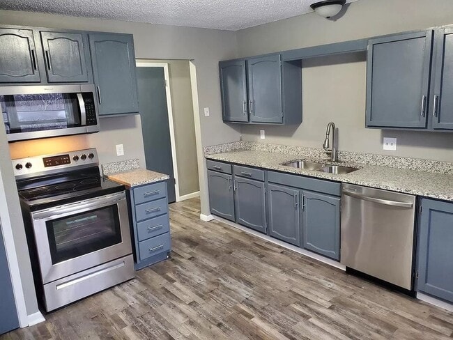 616 E Hackley Ave, Des Moines, IA 50315 - photo 2