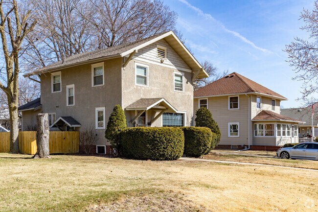 Oskaloosa is full of traditional stucco homes and stately American Foursquares.