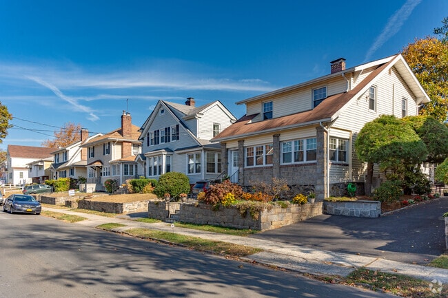 Home prices range from $655,000 to $980,000 in the Lincoln Park neighborhood.