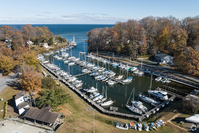 Dock your boats big and small at the full service Flag Harbor Marina in St Leonard.