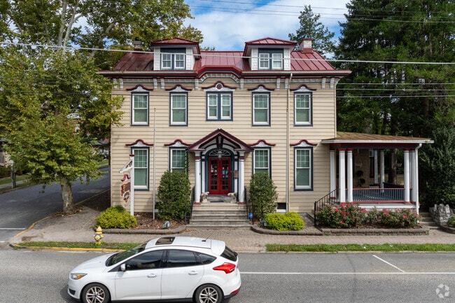 Decorative Queen Anne homes reflect Annville's late-19th-century fabric.