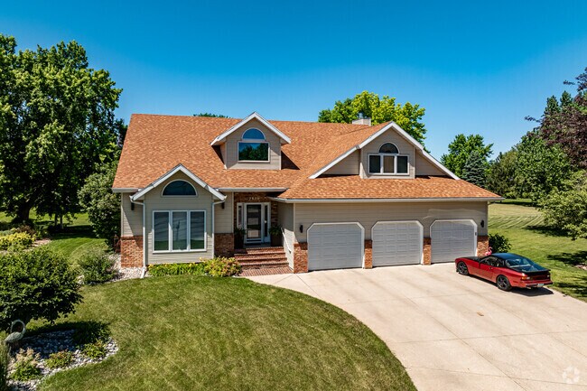 Bluemont Lakes boasts elegant single-family homes with modern amenities.