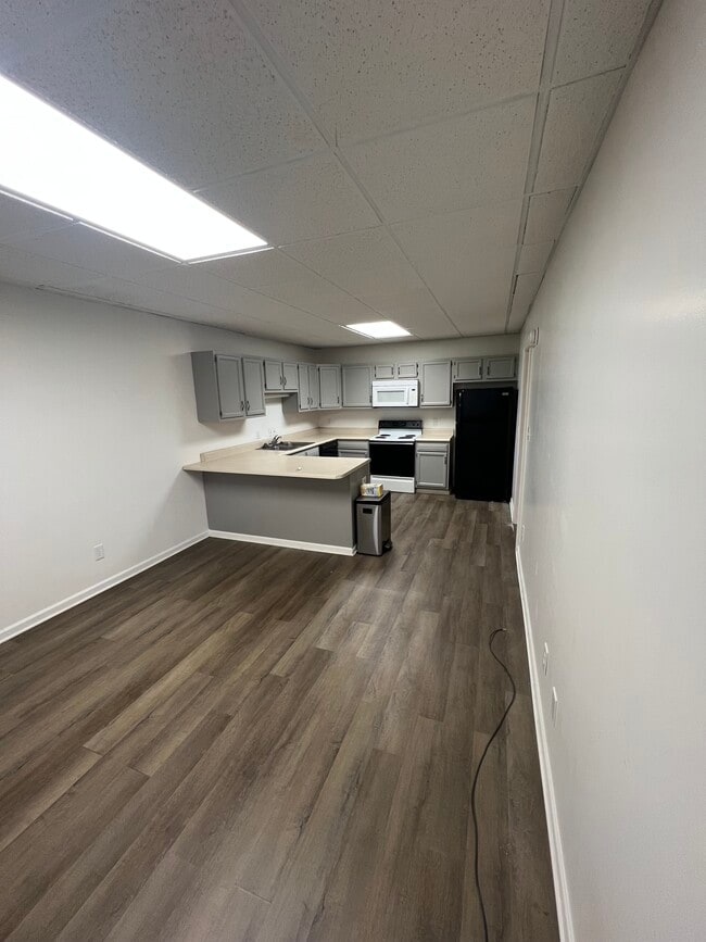 301 Cypress St unit Apartment 5, Bristol, TN 37620 - photo 3