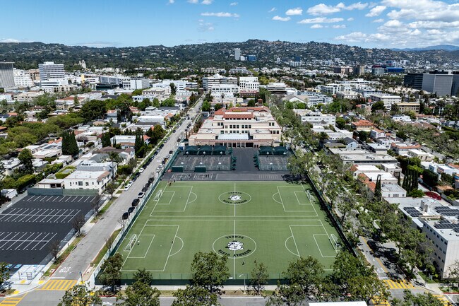 The student-teacher ratio at Beverly Vista Elementary School is 14:1.