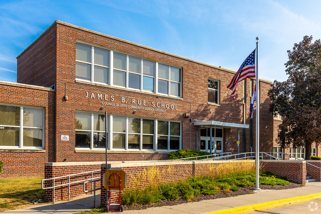 Rue Elementary School has a 13:1 student-to-teacher ratio in The West End, IA.