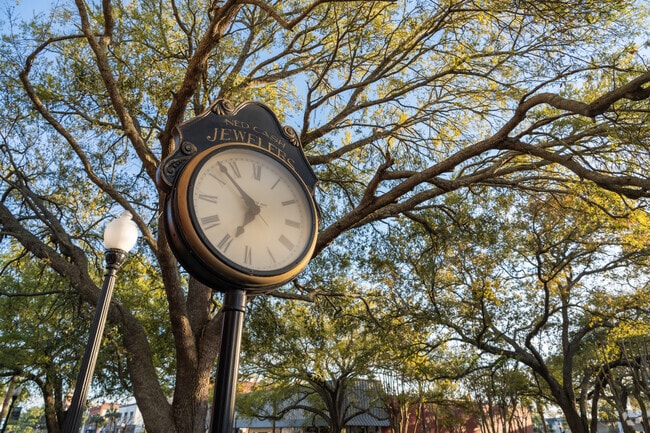 Downtown Brunswick offers Town Commons residents vintage charmed streetscapes.