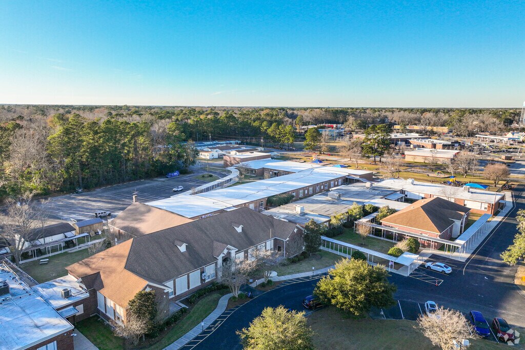 Knightsville Elementary is a public Pre-K through Elementary school.