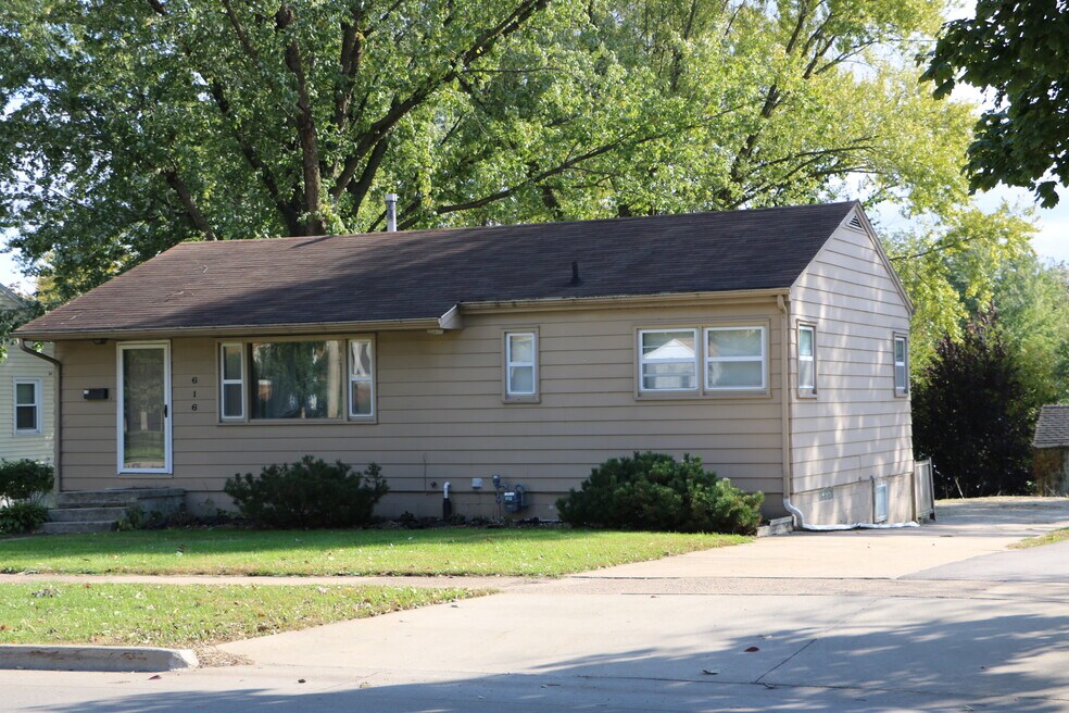 616 W 18th St, Cedar Falls, IA 50613 - photo 1